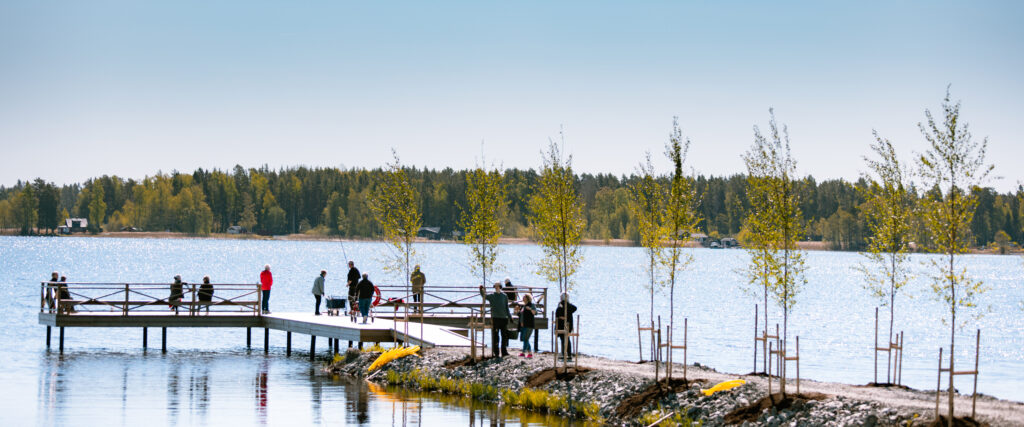 Sigrid Göranssons stiftelse, Sigridsgården. En sjö med en brygga fullt av människor.