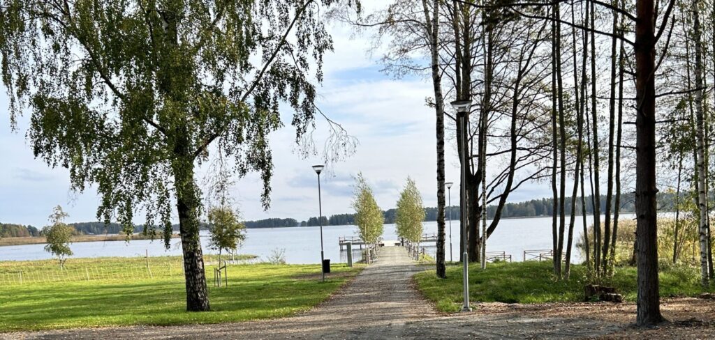 En brygga som ligger Storsjön intill Hedåsgården Seniorcenter.