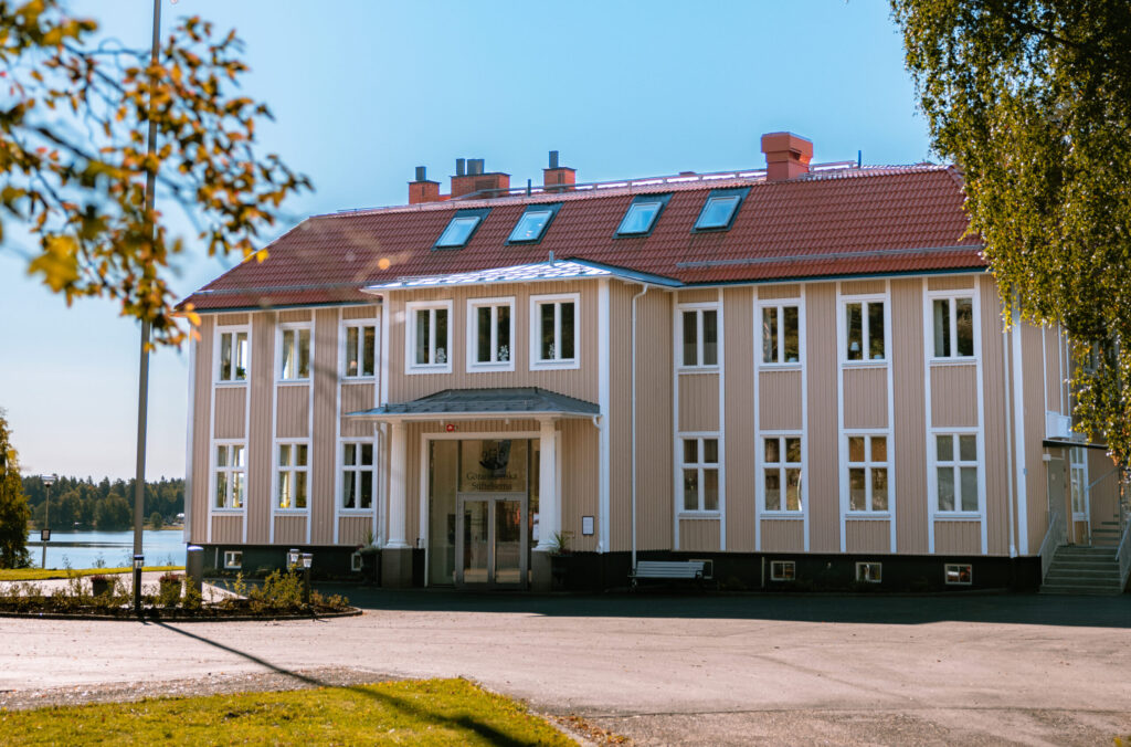 Ett gult hus under klarblå himmel