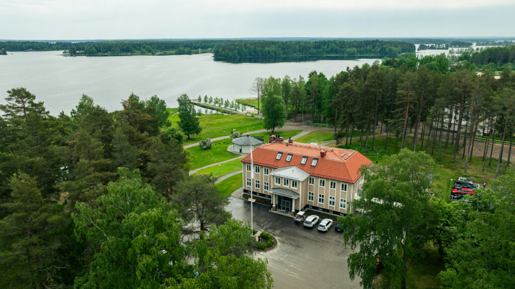 Hus ovanifrån nära en sjö