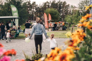 Bild på mamma och barn utomhus på Stiftelsedagen